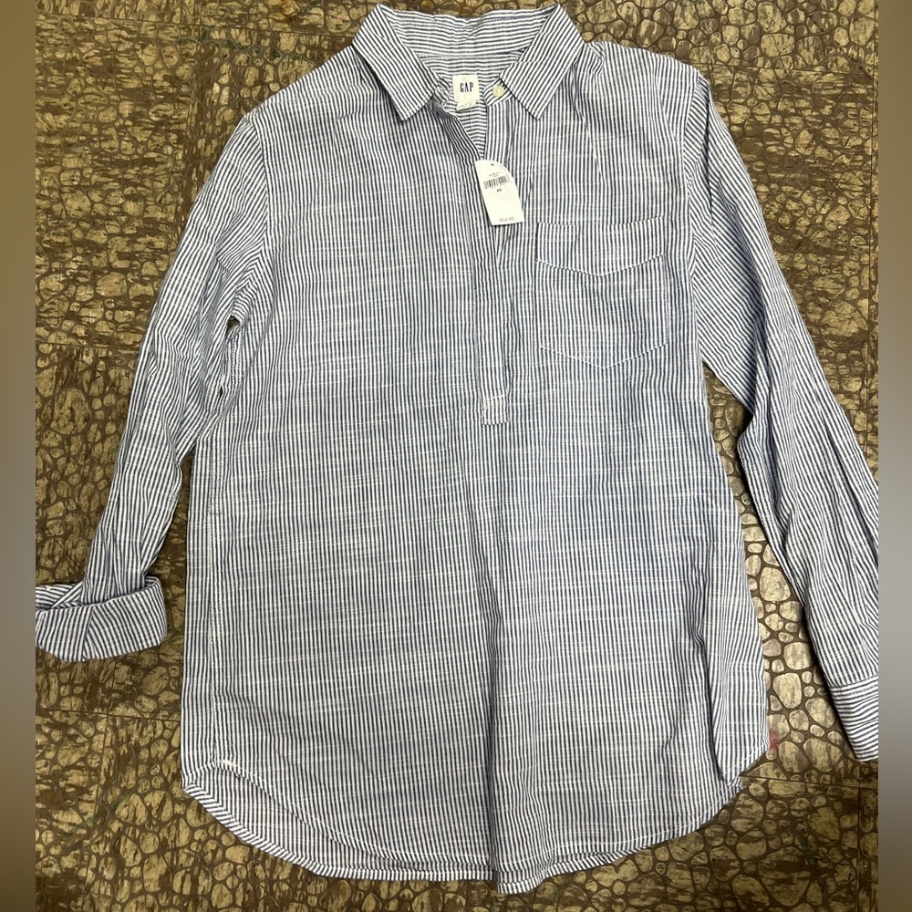 Gap collard quarter button shirt, can be worn as maternity shirt too.